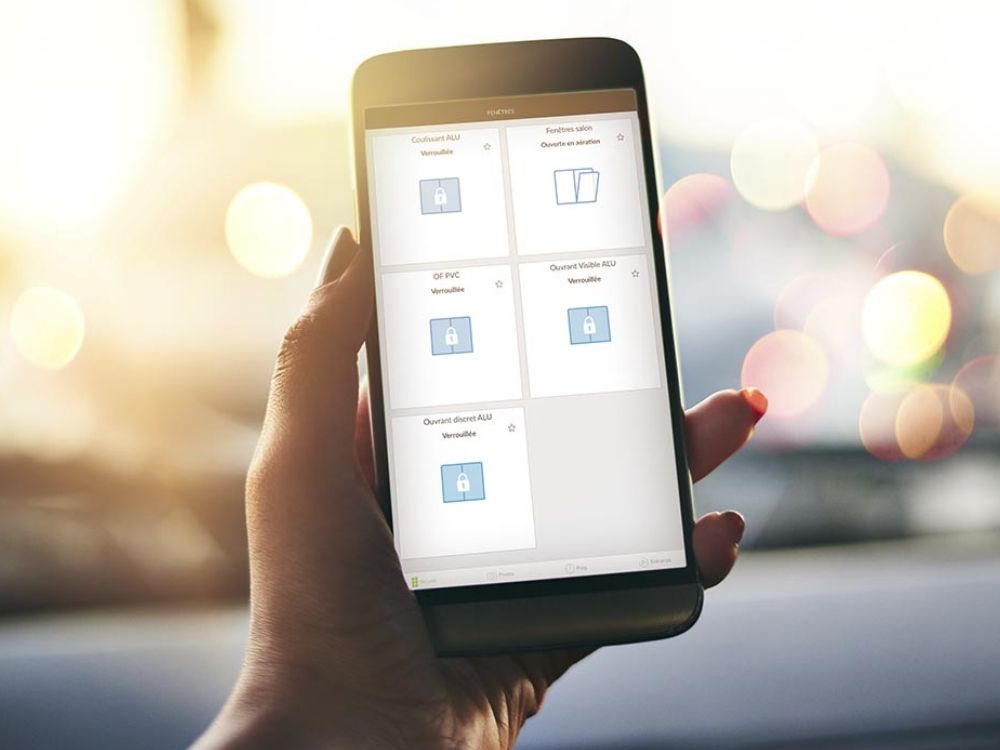 un main tenant un smartphone avec l'application i secure