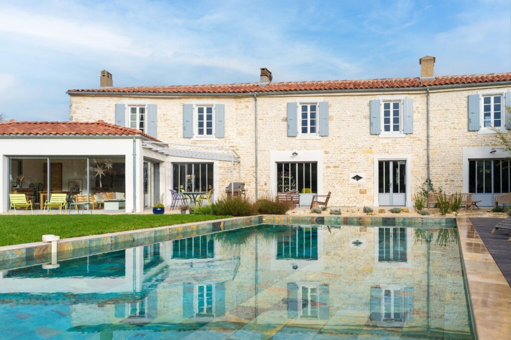 maison en pierre avec des menuiseries en aluminium