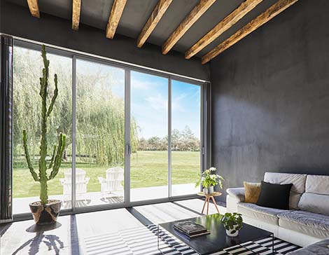 baie vitrée coulissante en aluminium avec plusieurs vantaux dans un intérieur de maison au style contemporain