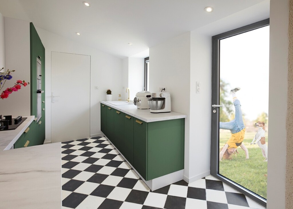 cuisine avec porte fenetre ouvrant discret