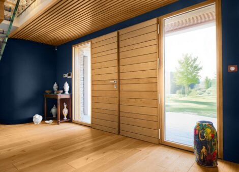 porte d'entrée en chene double vantaux dans un intérieur de maison moderne