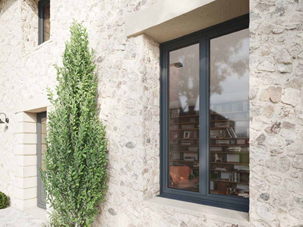 fenetre en aluminium en rénovation sur une maison en pierre