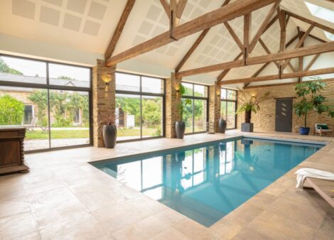 intérieur piscine avec menuiseries coulissantes aluminium avec imposte vitrée