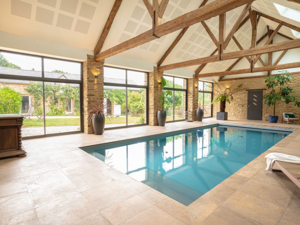intérieur piscine avec menuiseries coulissantes aluminium avec imposte vitrée
