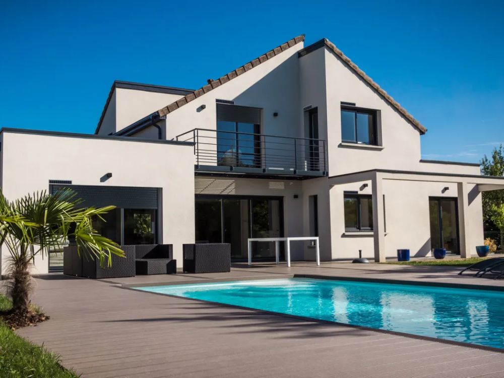 maison contemporaine avec des menuiseries grises et des volets roulants solaires