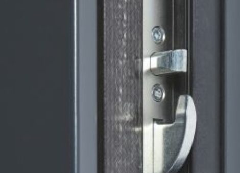 zoom sur les goujons et crochets de serrure de porte d'entrée