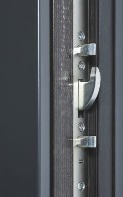 zoom sur les goujons et crochets de serrure de porte d'entrée