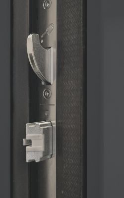 zoom sur un pene automatique et un crochet de serrure de porte d'entrée