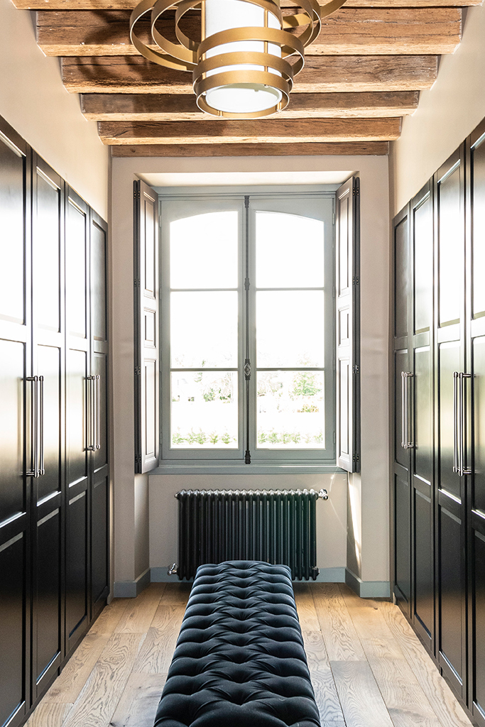 intérieur de maison avec une fenêtre bois à l'ancienne avec finition naboco